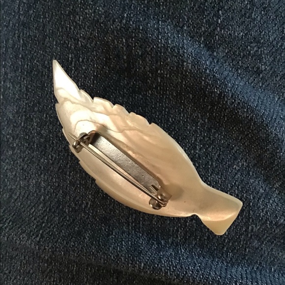 3D Pearlised Brooch - Picture 3 of 3